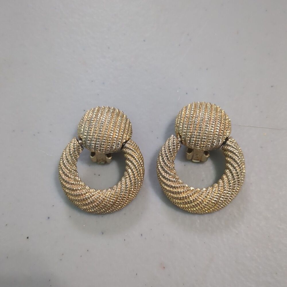 vintage 1980s unsigned textured gold tone door knocker clip earrings